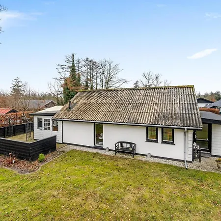 2 Bedroom Beautiful In Σπίτι διακοπών *